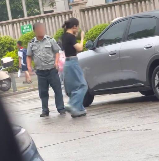 三明一女子脚踹保安后被反手扇一耳光<strong></p>
<p>股票认购</strong>，警方：已在查处此事