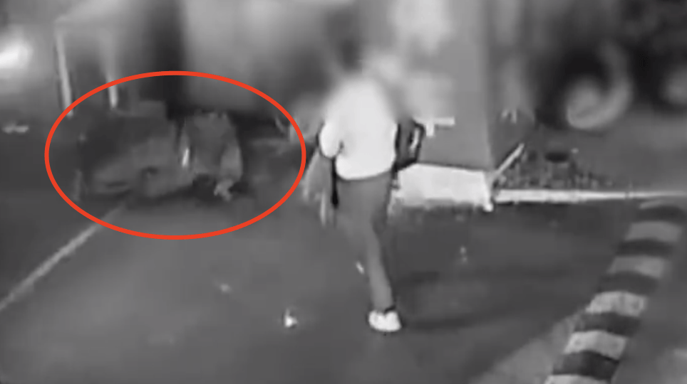 男子停车场随地小便被制止<strong></p>
<p>宜宾纸业股票</strong>，恼羞成怒飞踹管理员致自己骨折，索赔18万余元，法院判了