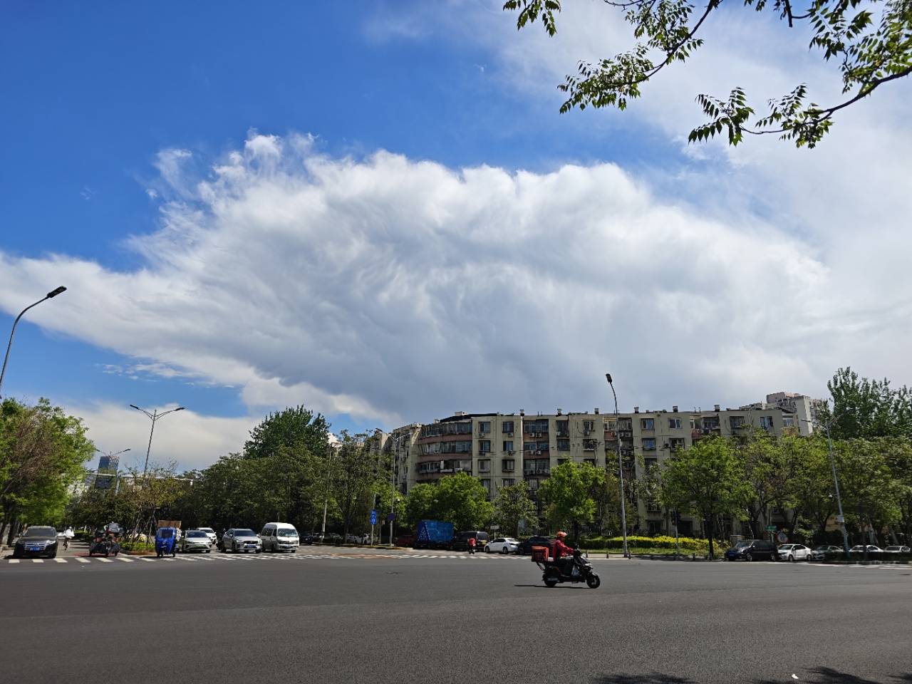 出现“雨幡”奇景<strong></p>
<p>宜宾纸业股票</strong>，北京今天的云像“天空之城”