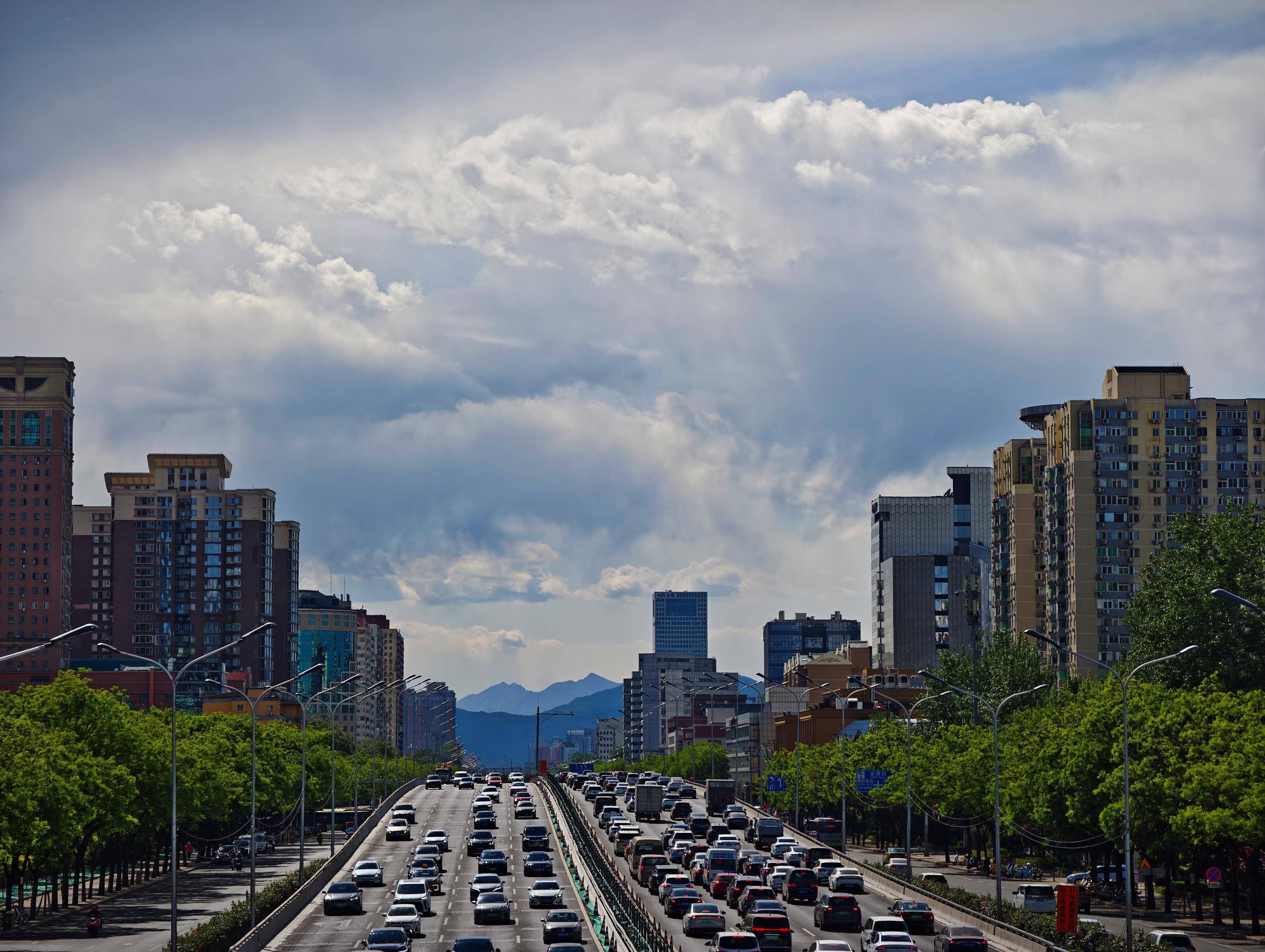 出现“雨幡”奇景<strong></p>
<p>宜宾纸业股票</strong>，北京今天的云像“天空之城”