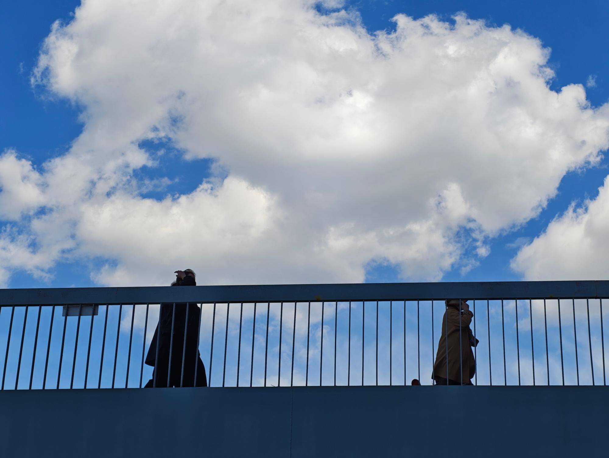 出现“雨幡”奇景<strong></p>
<p>宜宾纸业股票</strong>，北京今天的云像“天空之城”