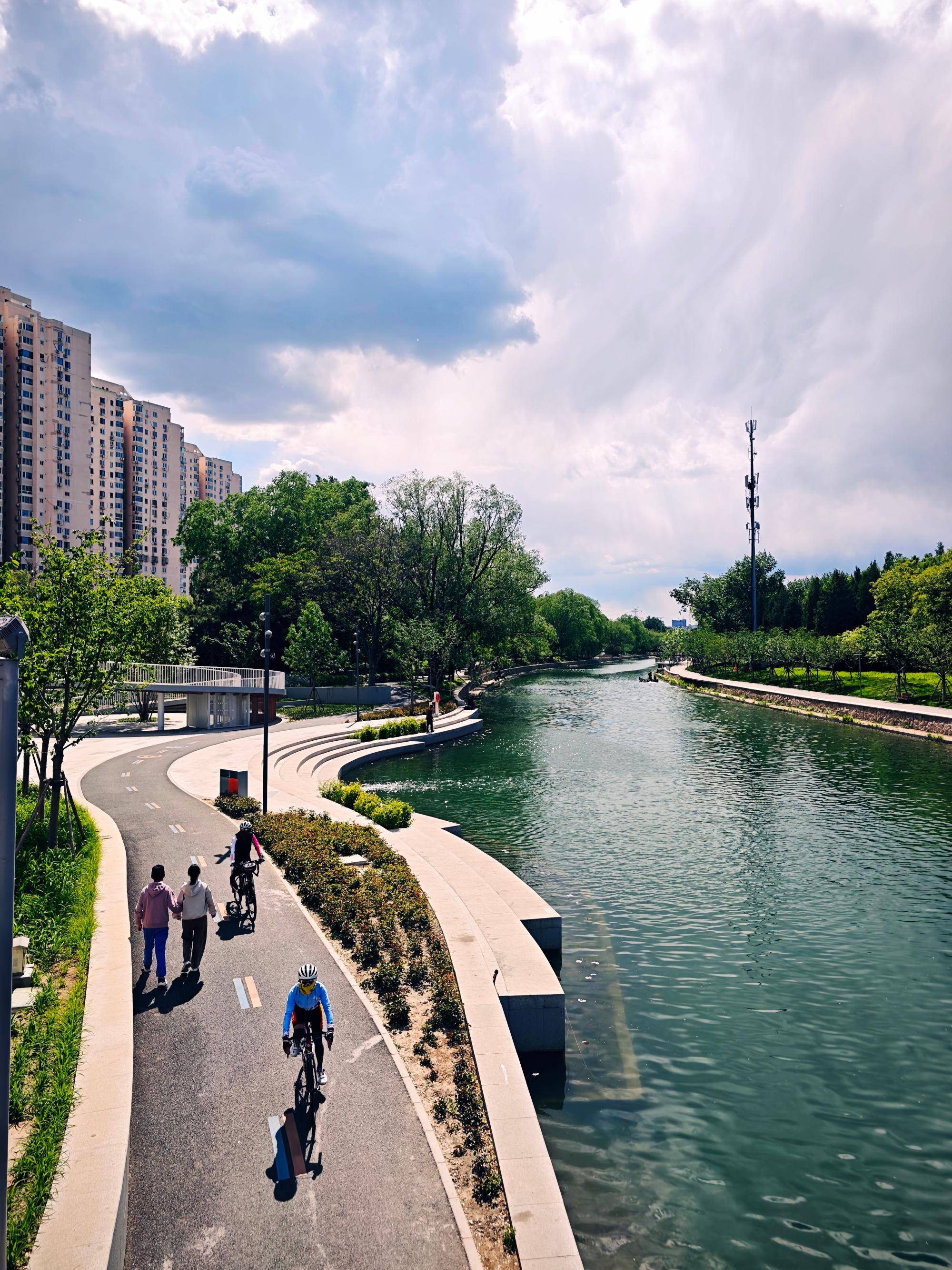 出现“雨幡”奇景<strong></p>
<p>宜宾纸业股票</strong>，北京今天的云像“天空之城”